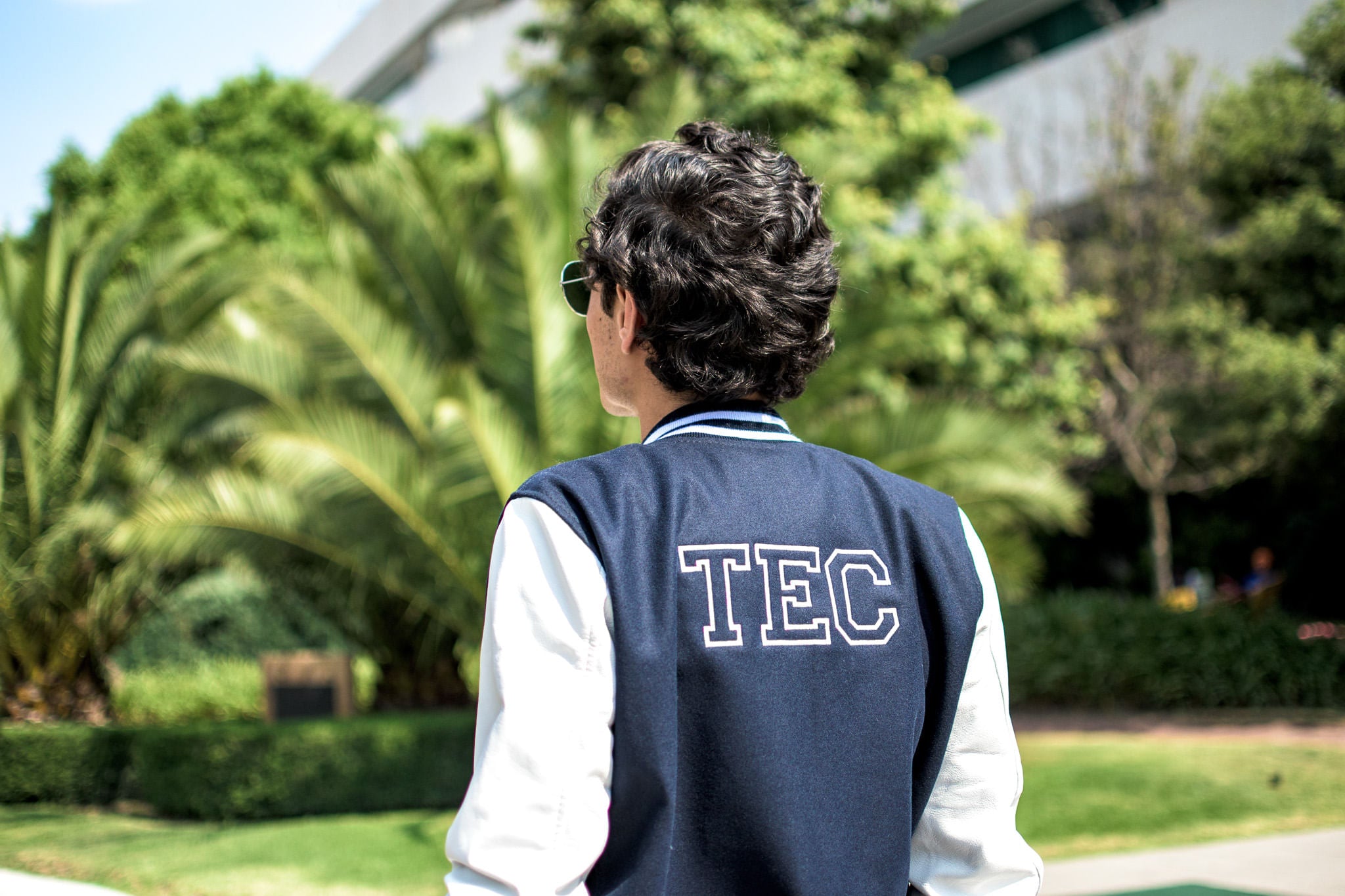 Chamarra Universitaria TEC Premium Azul con Blanco, Unisex